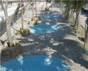 Vista de tres patios sombreados con sus piscinas
